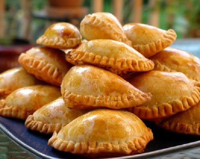 セブ島留学中に食べておきたいフィリピン料理:エンパナーダ(Empanada)